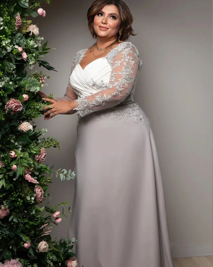 فساتين أم العروس من الشيفون الأبيض الفضي مزينة بالدانتيل وأكمام طويلة مناسبة للأم فستان زفاف الضيوف حسب الطلب