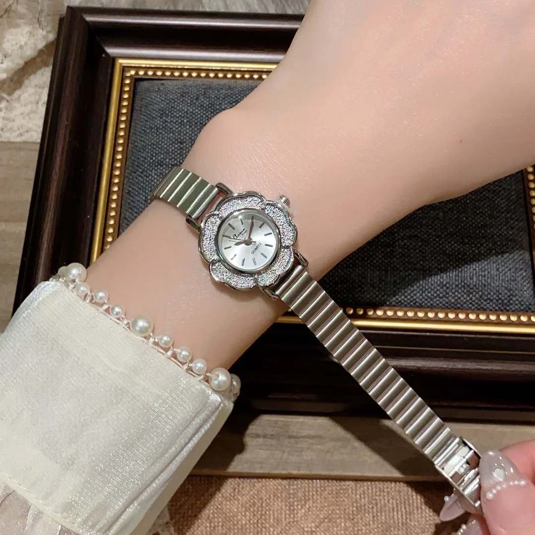 ساعة ريترو كاميليا جولد للنساء بمينا صغير وحزام من الفولاذ المقاوم للصدأ وساعات كوارتز ساعة يد عصرية هدية