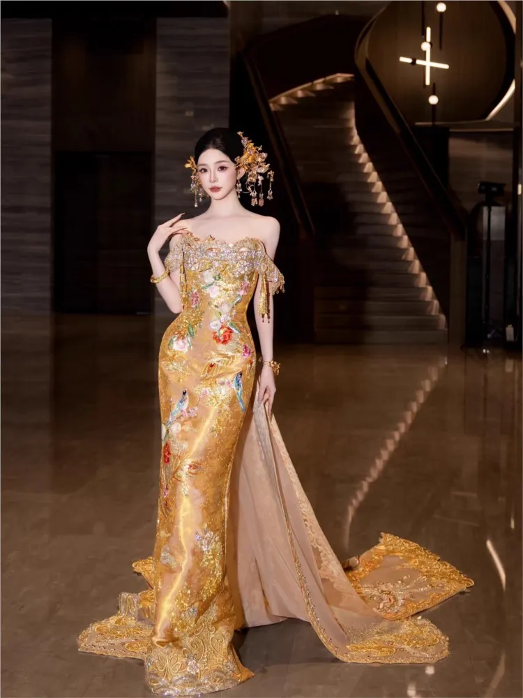 New Chinese-style strapless heavily embroidered fishtail with golden trailing toasting and wedding dress