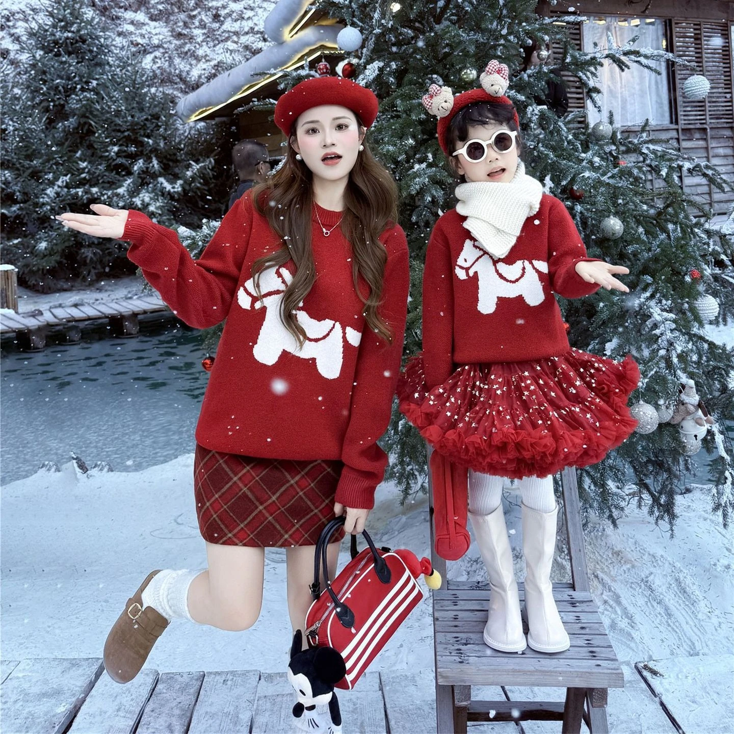 2026 السنة الجديدة الأسرة مطابقة الزي الحصان العام سترة حمراء للآباء أطفال طفل دافئ كم طويل لطيف طباعة هدية عيد