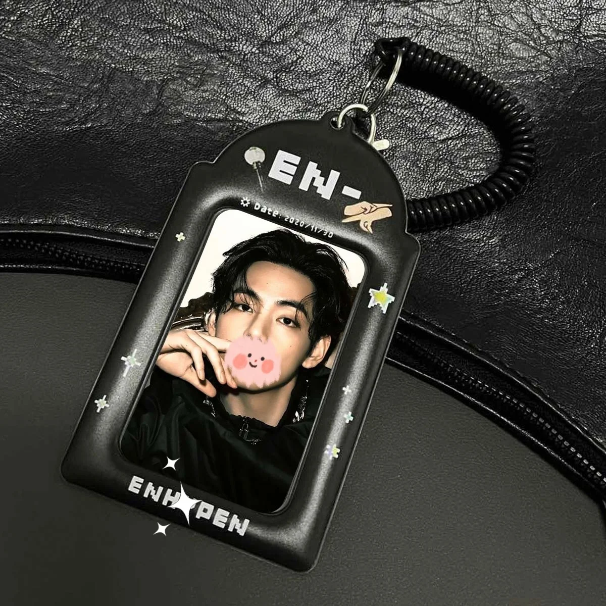สีดํา En ผู้ถือบัตร,Kpop EN Photocard ผู้ถือ Matte Texture PC Storage Show Star Idol สินค้าโภคภัณฑ์เหมาะสําหรับแฟน EN