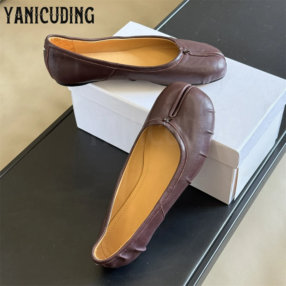 Bailarinas Tabi Plissadas para Mulheres, Estilo de Designer mais recente, Slip On Flats, Salto Cilíndrico Novidade, Calçado Split Toe, Cores Personalizadas