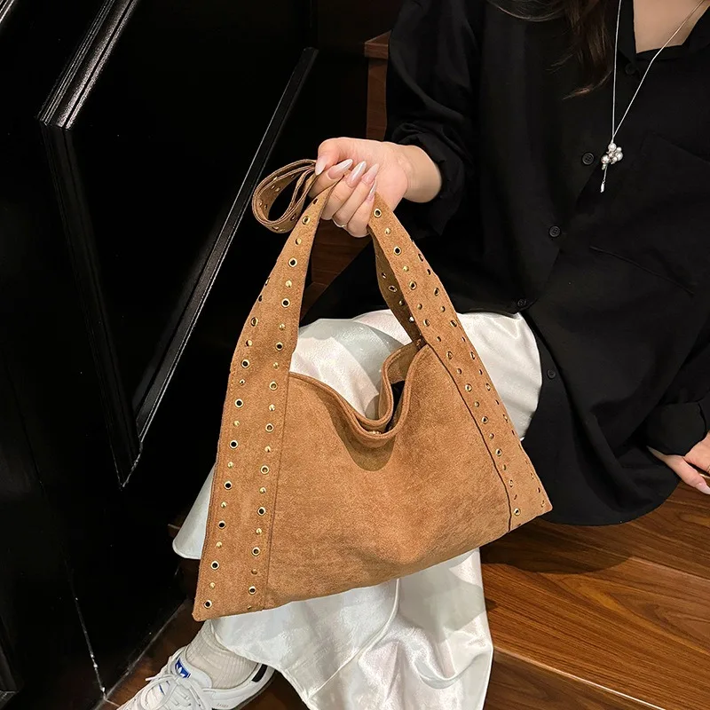 

Женская сумка, мягкая кожаная большая сумка с заклепками в мотоциклетном стиле, осень-зима 2026, ручная повседневная сумка через плечо подмышками