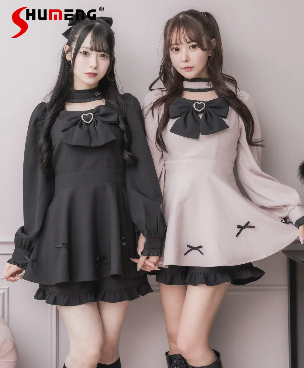 

Японский элегантный комплект из двух предметов: короткое платье с длинными рукавами, вырезом-сердечком и бантом, а также шорты с высокой талией. Женская коллекция Весна 2026.