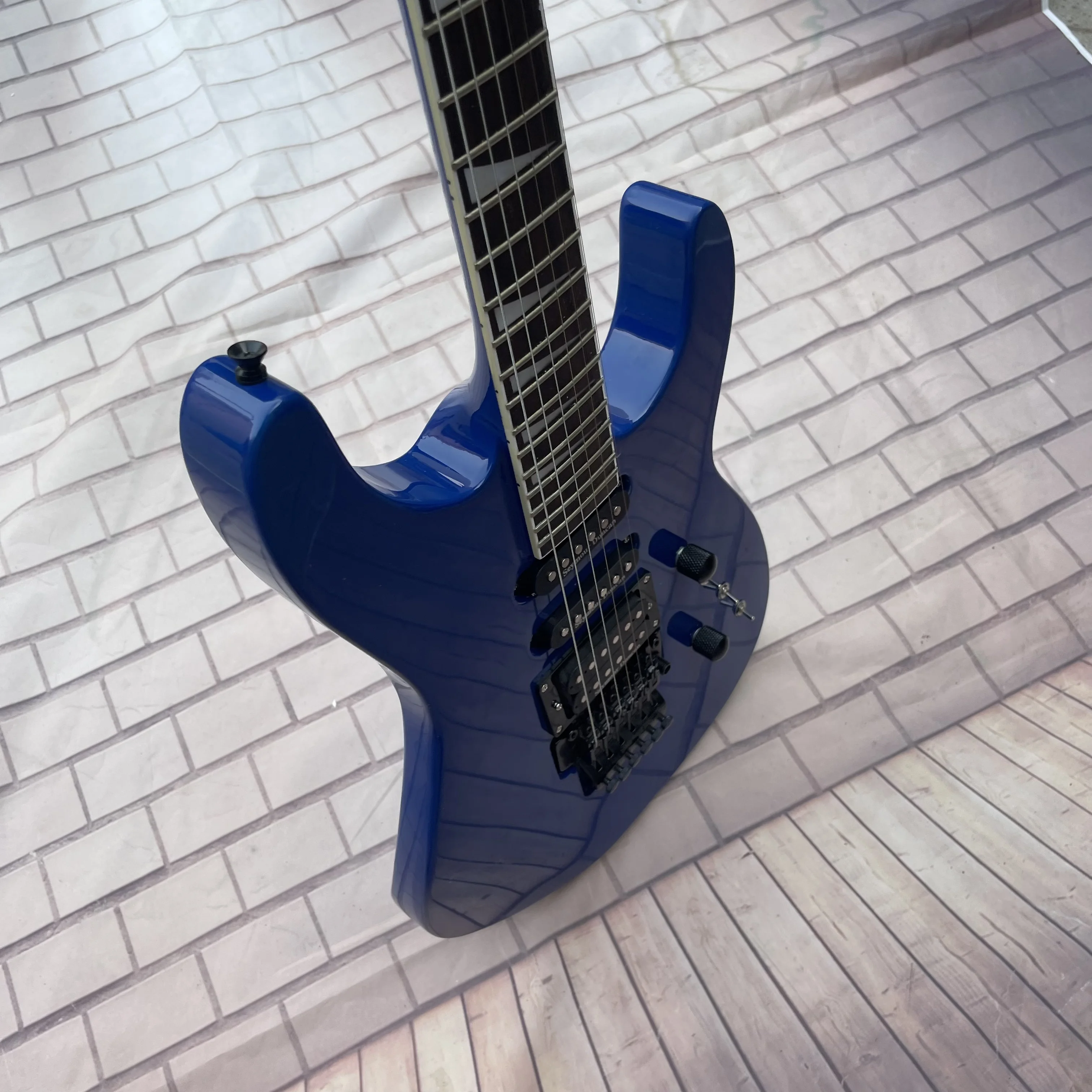 

Guitar 6-string electric guitar, dark blue body, maple neck, rosewood fingerboard, factory real pictures, can be shipped upon or