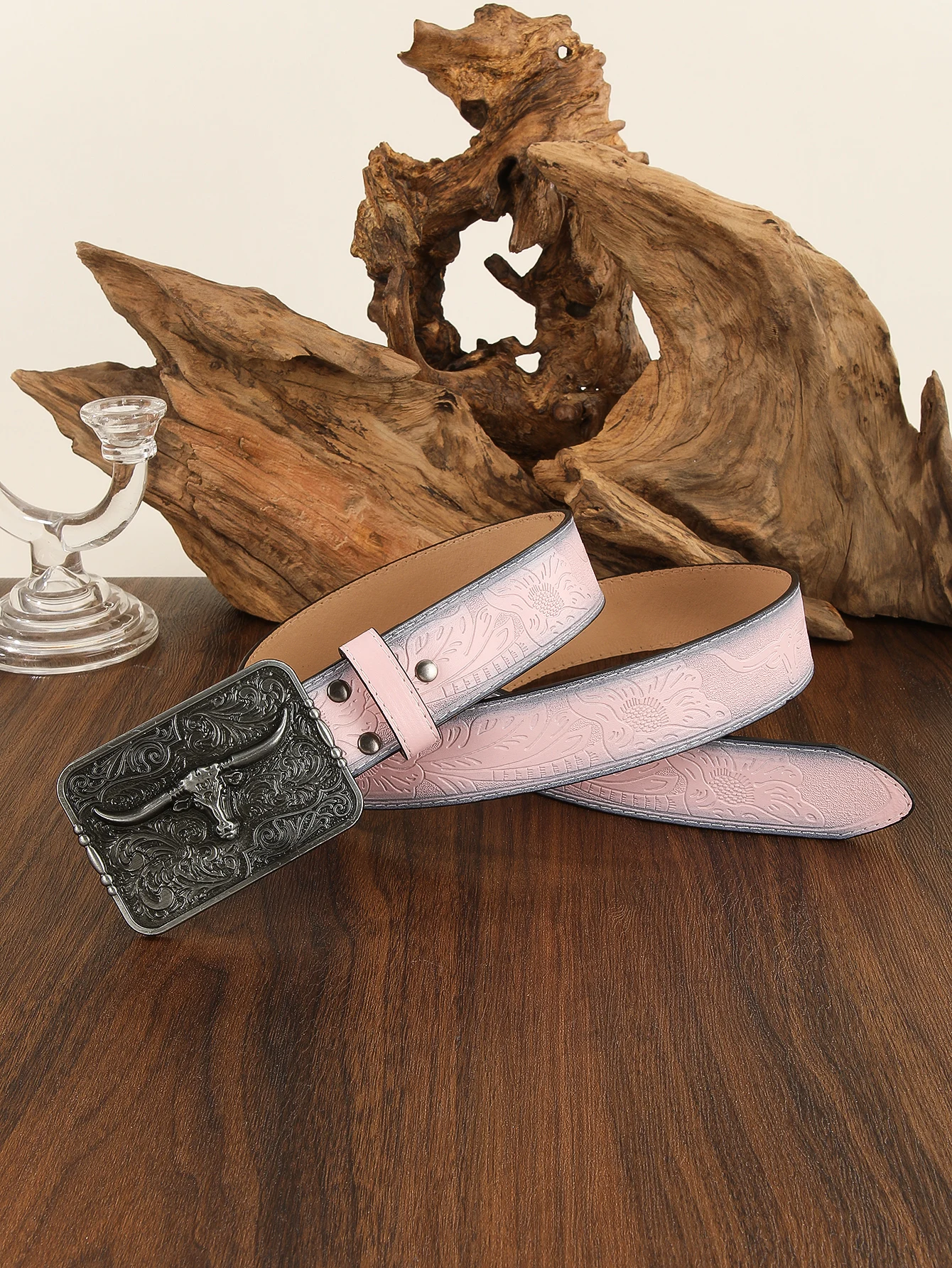 

Джинсовый ремень в западном стиле ручной работы с винтажными и состаренными медными пуговицами.