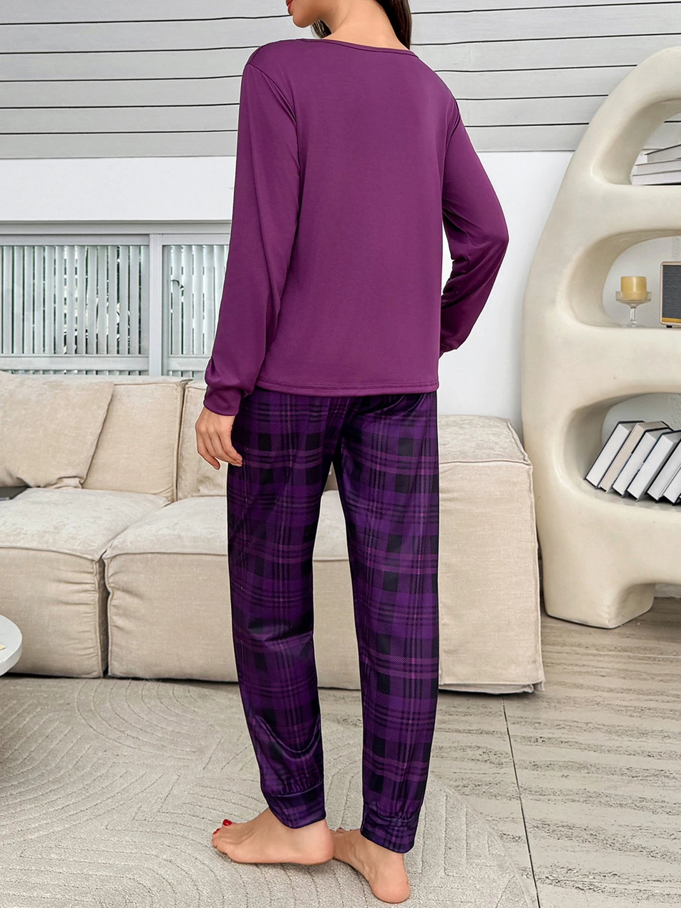 The ladies' two-piece pajama set features a heart-patterned checkered design. It is suitable for all seasons - spring, summer, a