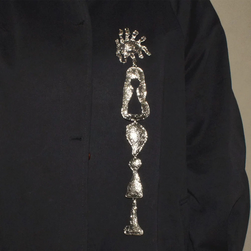 Surrealistische Halskette mit geometrischem Anhänger aus Metalllegierung in Form von Augen und Nase für Damen, übertriebener Markenschmuck, Statement-Accessoire – Detail 10