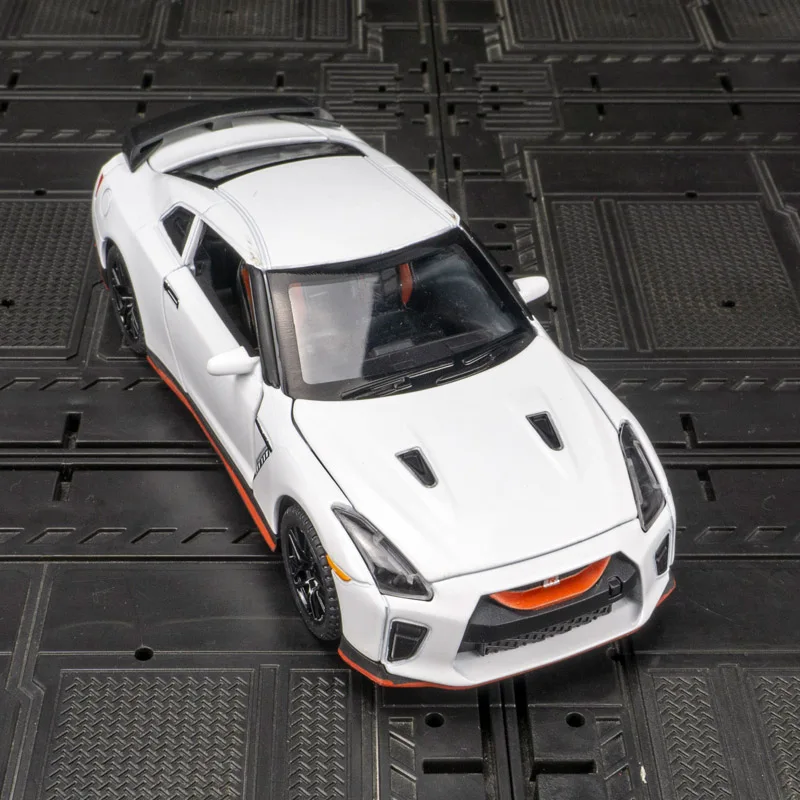 1:32 Nissan GTR 35 colección de adornos de modelo de coche de aleación, puertas y capó de motor, el maletero se puede abrir para niños