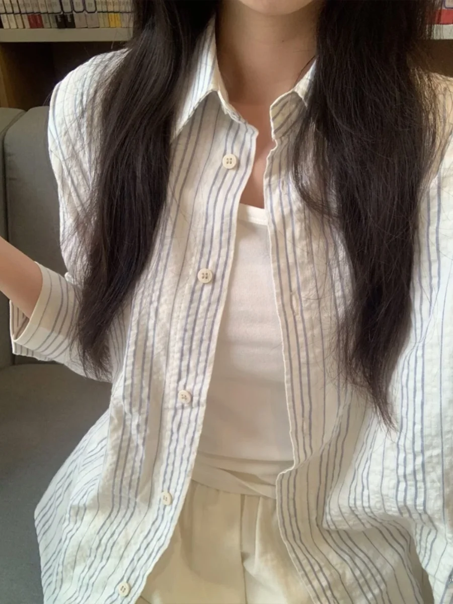 Japońska bluzka w paski, długa, luźna, wyszczuplająca, idealna jako bielizna na jesień dla kobiet o niskiej postaci.