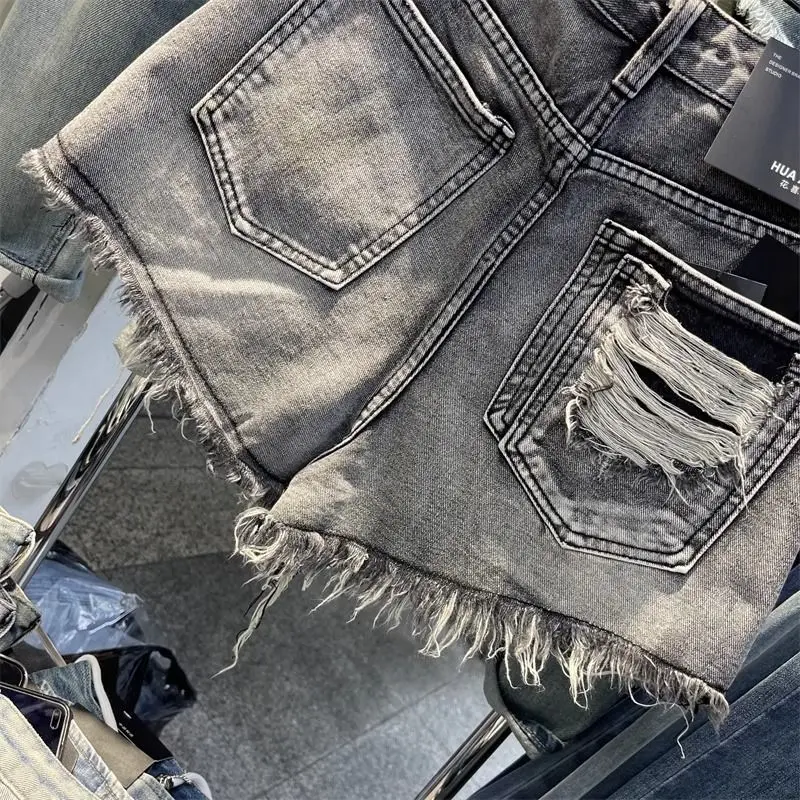 Le nouveau style a des trous et des bords bruts qui fuit sur les cuisses des shorts rendant les jambes plus longtemps de la ligne A