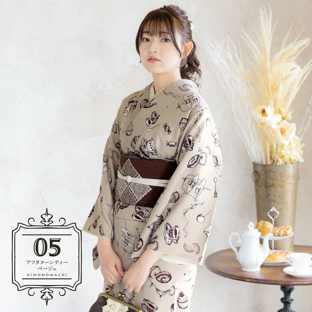 apanese Women's Traditional Formal Attire: Komon Kimono with Double-Layer Lining - Vintage-Style Travel Photo Shoot