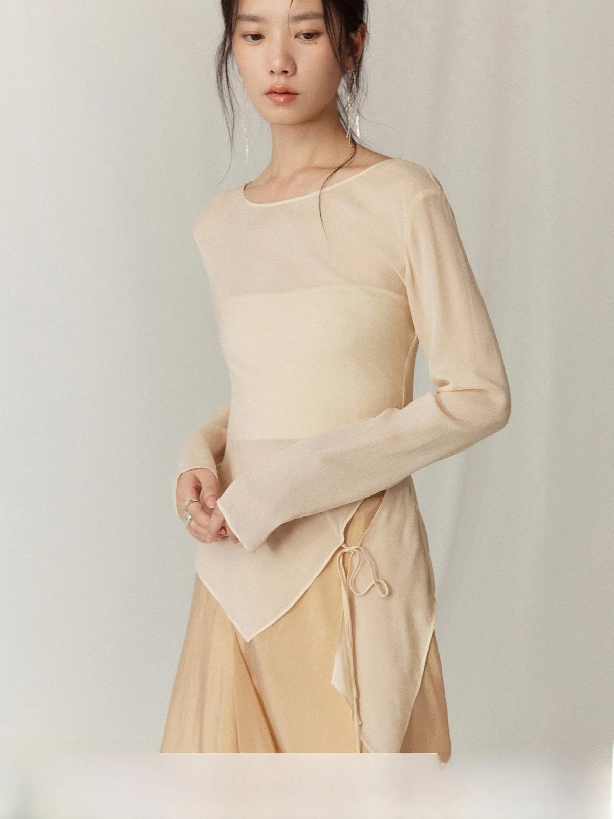 

Женская футболка MURMURMI 25SS с длинным рукавом, круглым вырезом, базовая, для многослойных образов, с боковыми разрезами и драпировкой, для повседневной носки, стильная.