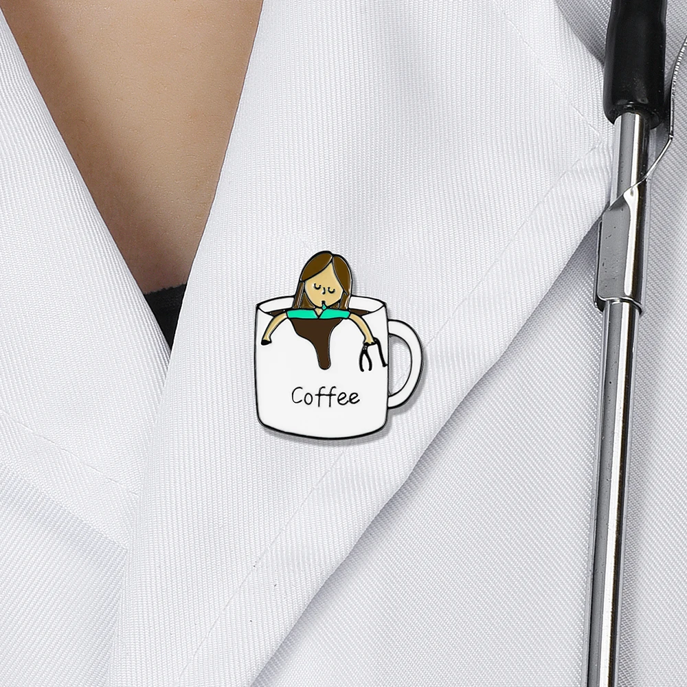 DCARZZ مضحك القهوة والطبيب بروش الطبية المينا دبوس مجوهرات ممرضة على ظهره التلبيب حقيبة الملحقات شارة الهدايا