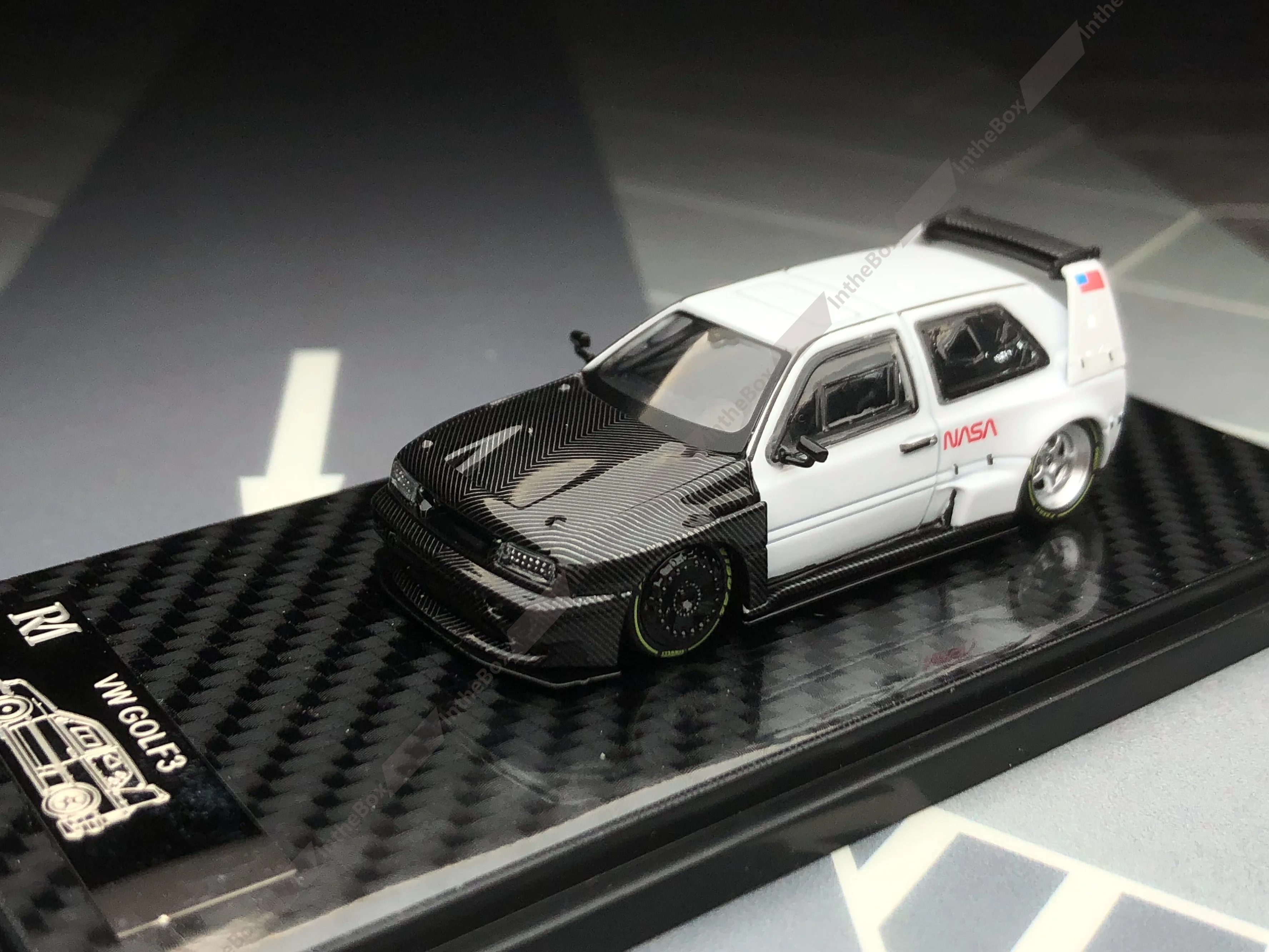 ฿ 1:64 กอล์ฟสีขาว Widebody Hatchback Sports รุ่นรถโลหะ Diecast