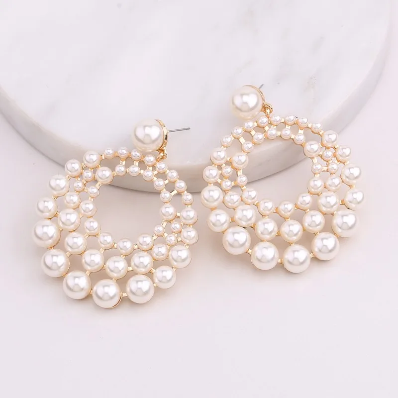 أقراط لؤلؤ تقليد مجوفة هندسية أنيقة للنساء للحفلات والمناسبات الرسمية والعطلات على الشاطئ