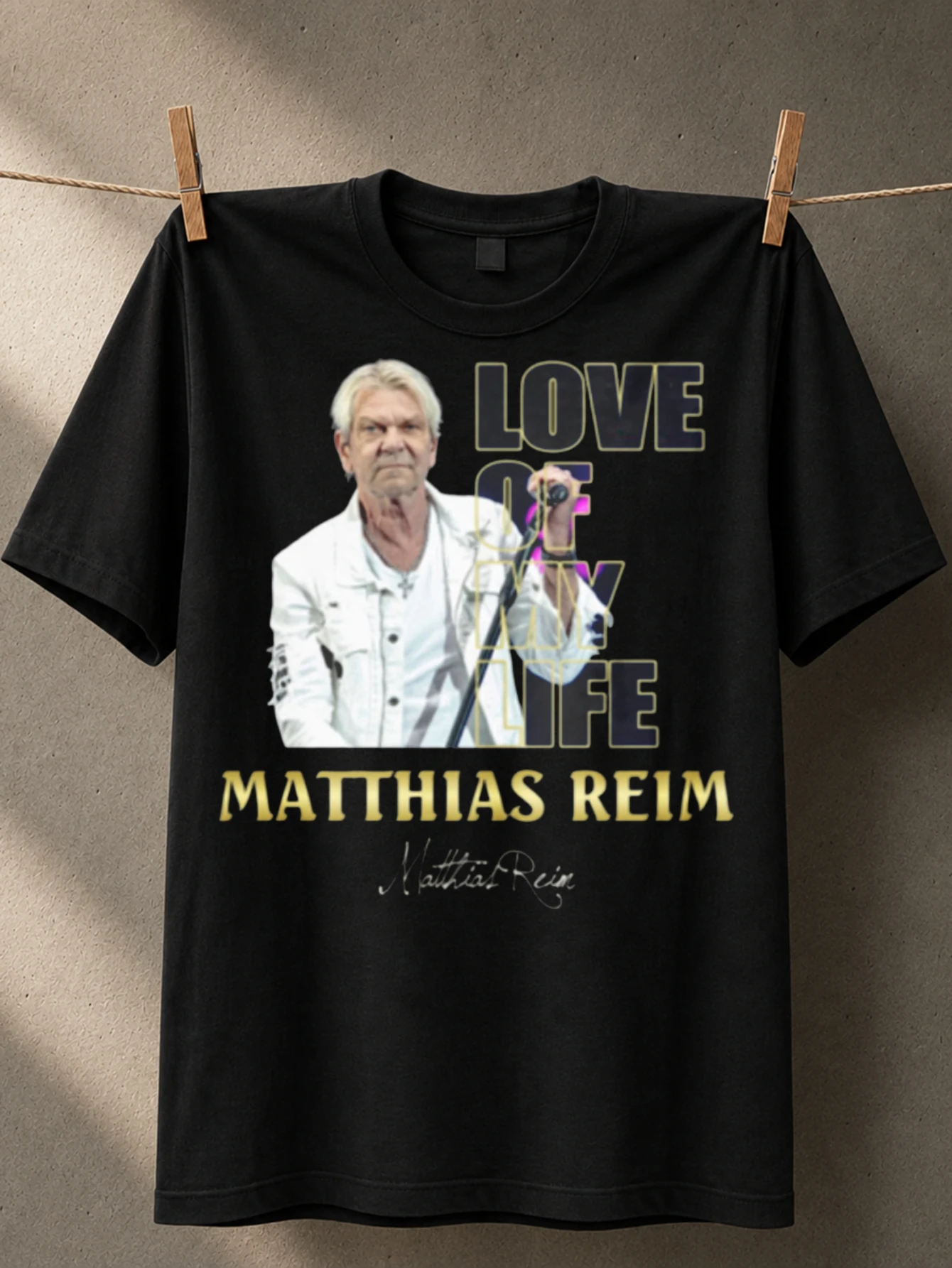 Футболка унисекс с изображением Маттиаса Райма, певца из группы Love Of My Life, на микрофоне, с золотой надписью и текстом в честь концерта.