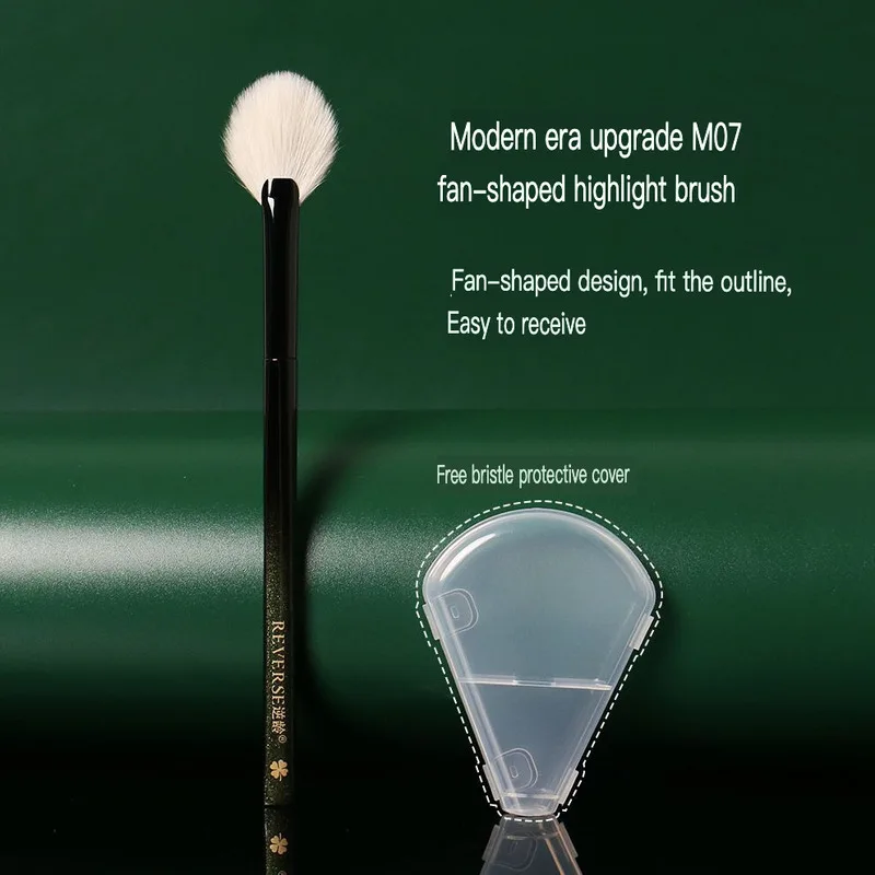 The Upgraded M07 Fan-shaped High-gloss Makeup Brush For The Anti-aging Modern Era Is Super Soft And Portable For Beginners