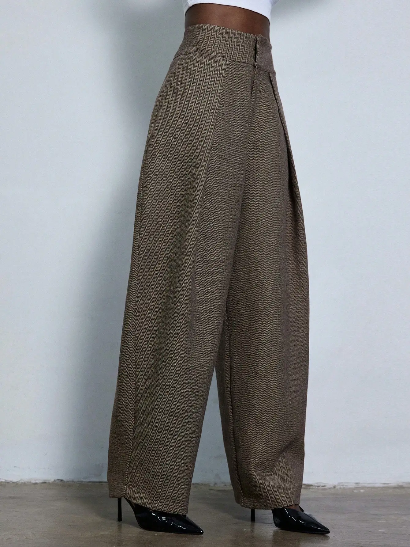 

Брюки с высокой талией, плиссированные, свободного кроя, широкие, с узором «ёлочка»