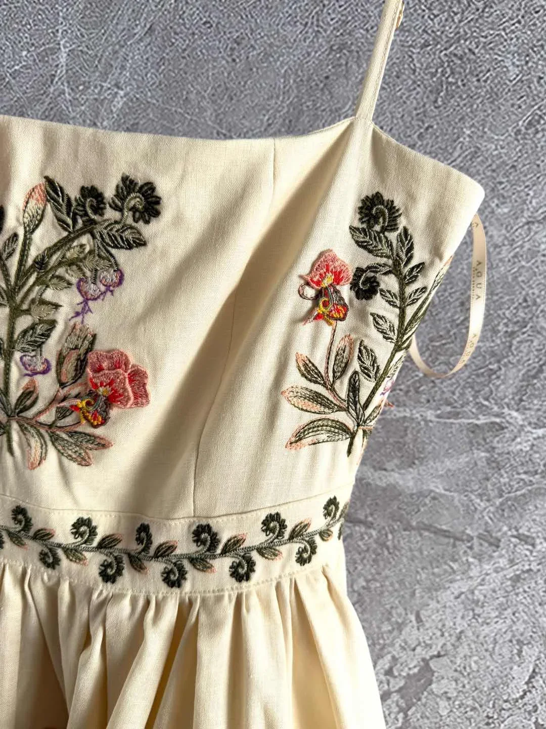 Damska mini sukienka na ramiączkach, wykonana w 100% z lnu, z haftem kwiatowym