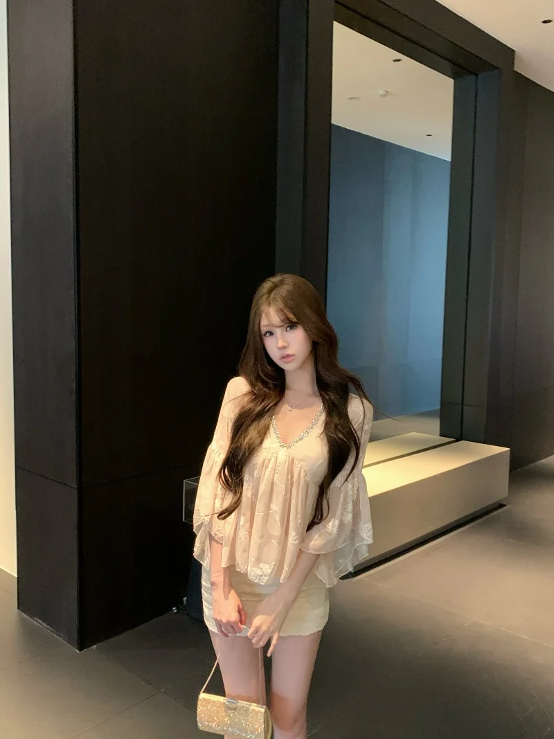 

Элегантный женский комплект из шифоновой блузки с V-образным вырезом, длинными рукавами и вышивкой, и юбки-обертки. Модный комплект из двух предметов для весны.