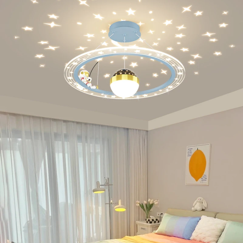 Imagem -03 - Escurecimento Crianças Quarto Lustres Led Rodada Astronauta Luz Bebê Quarto Menino Menina Quarto Decoração Candelabro Céu Estrelado Projeção