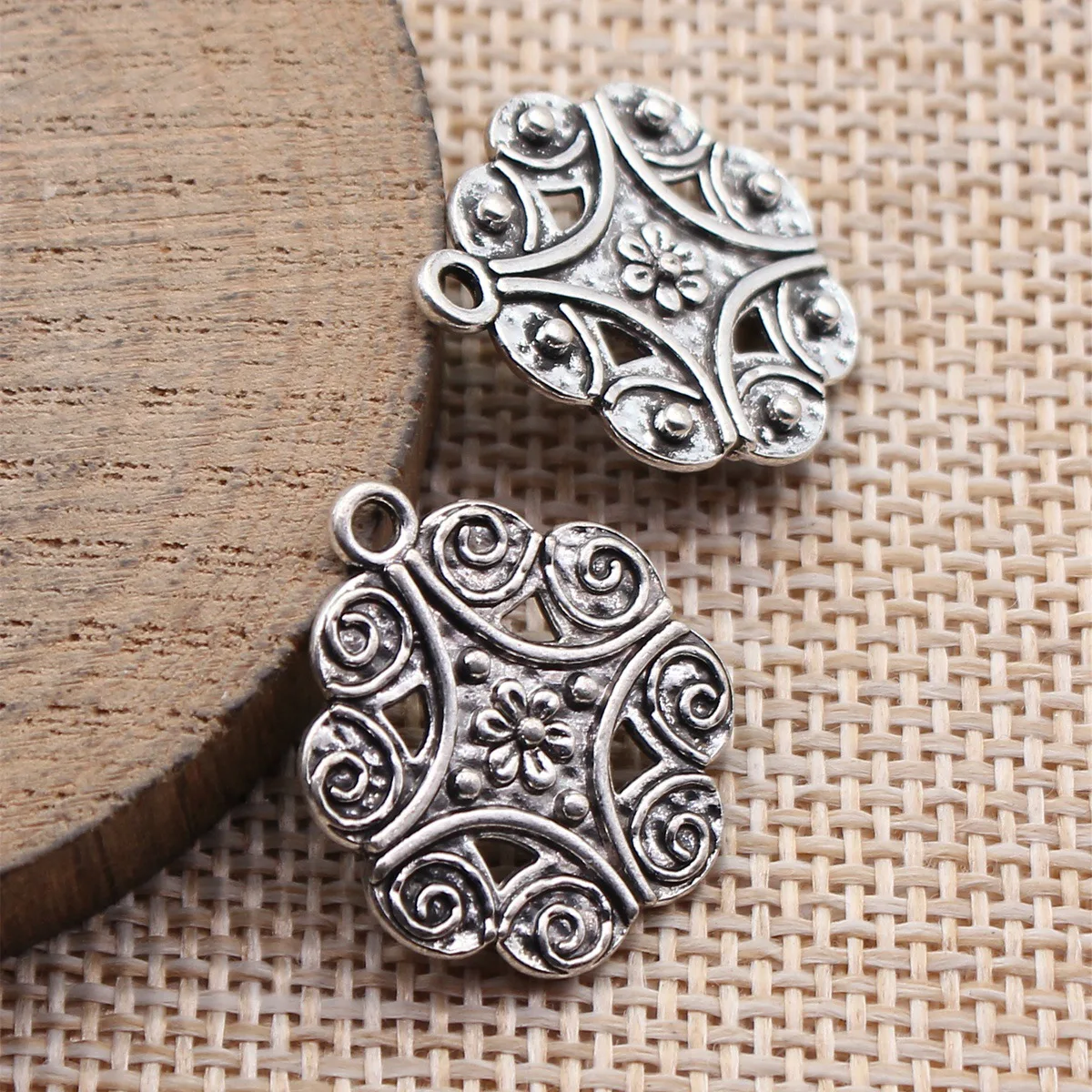 

20pcs 23x19mm(0.91x0.75inch) Antique Silver Color Round Flower Pattern Charms Pendants DIY Jewelry Making Accessories