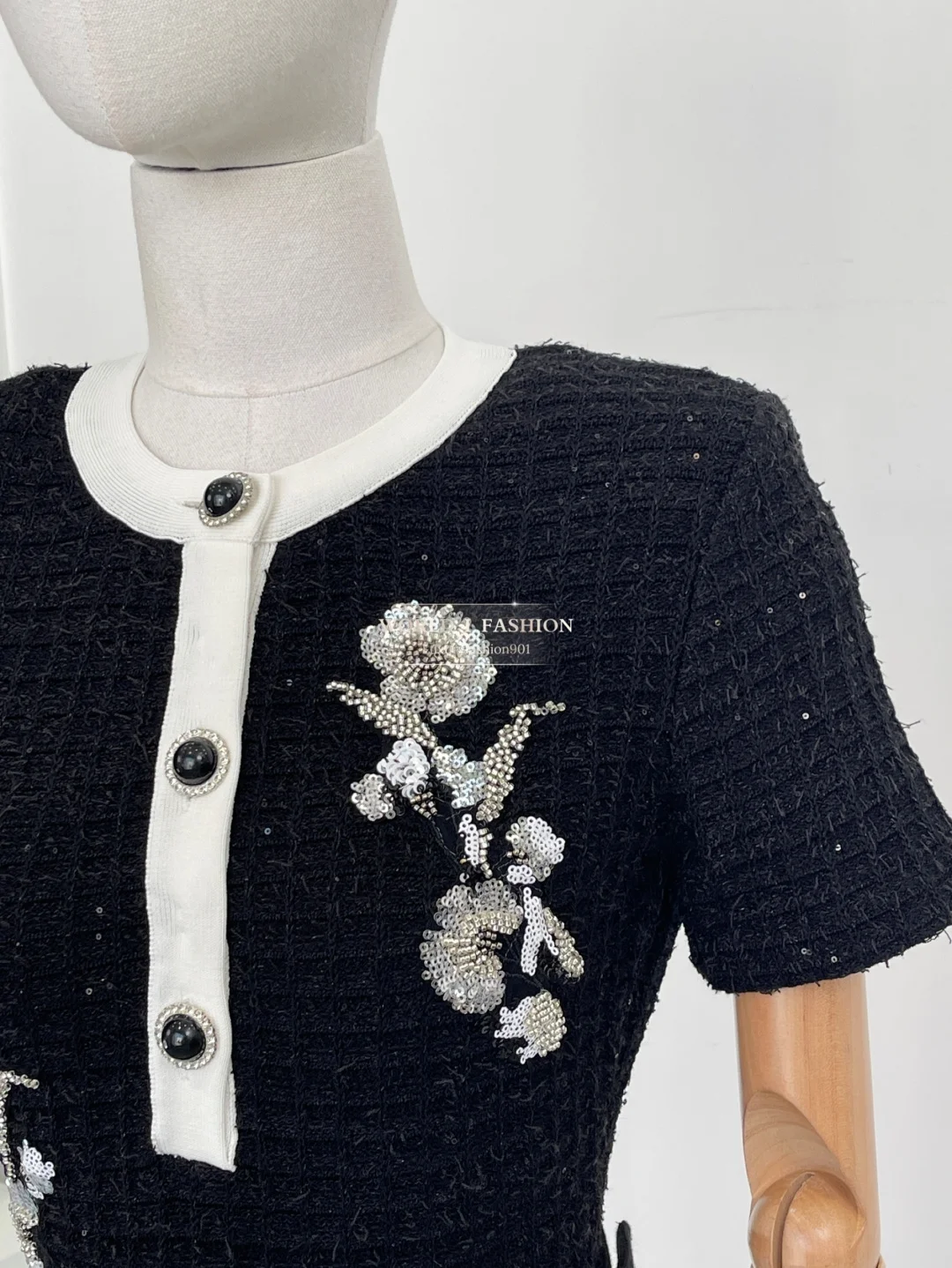 2025 Mini vestido preto de alta qualidade com manga curta e bordado de flores para mulheres