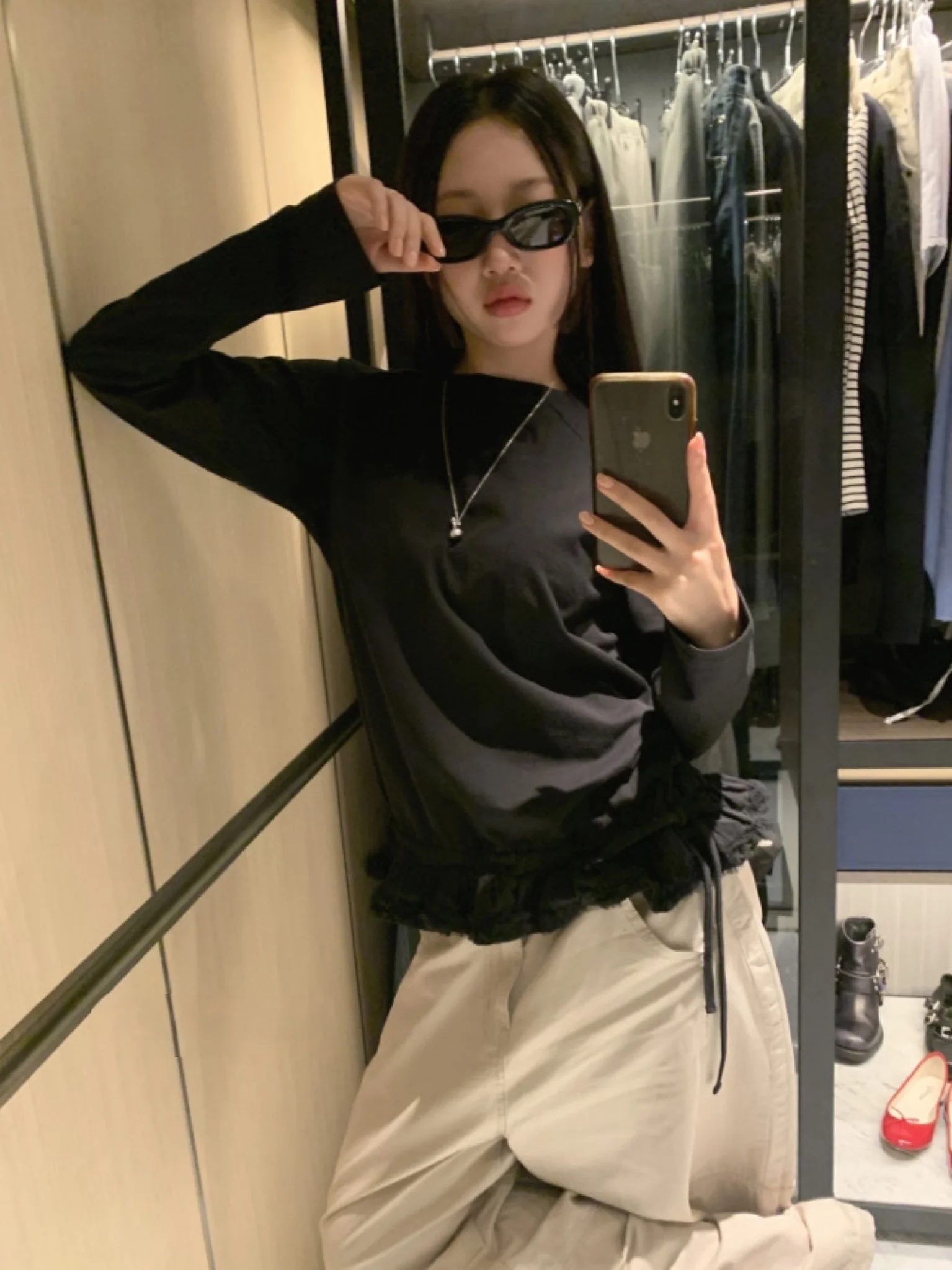 Długi T-shirt z koronkowym wykończeniem, swobodny, uniwersalny, bazowy top dla kobiet, okrągły dekolt, wkładany przez głowę, regularny krój, na lato.