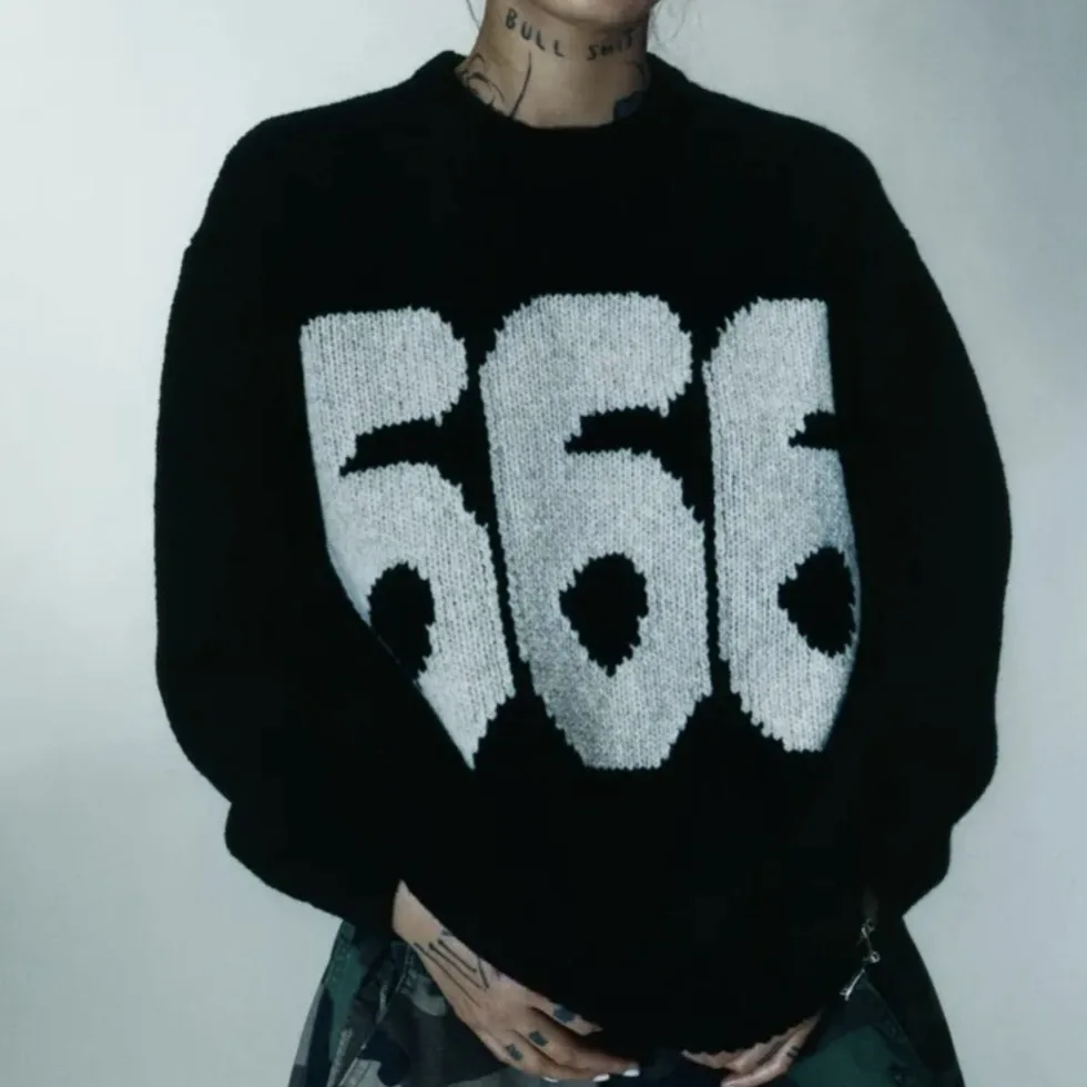 

Высококачественный вязаный свитер с круглым вырезом, пуловер в ретро-стиле с цифровым дизайном логотипа, повседневный, удобный, из смесовой шерсти, с длинными рукавами.