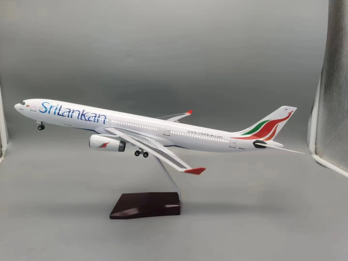 

1:135 Scale SriLankan Airlines A330 Model Plane 47CM Resin Aircraft Airplanes for Collection Decoration Display