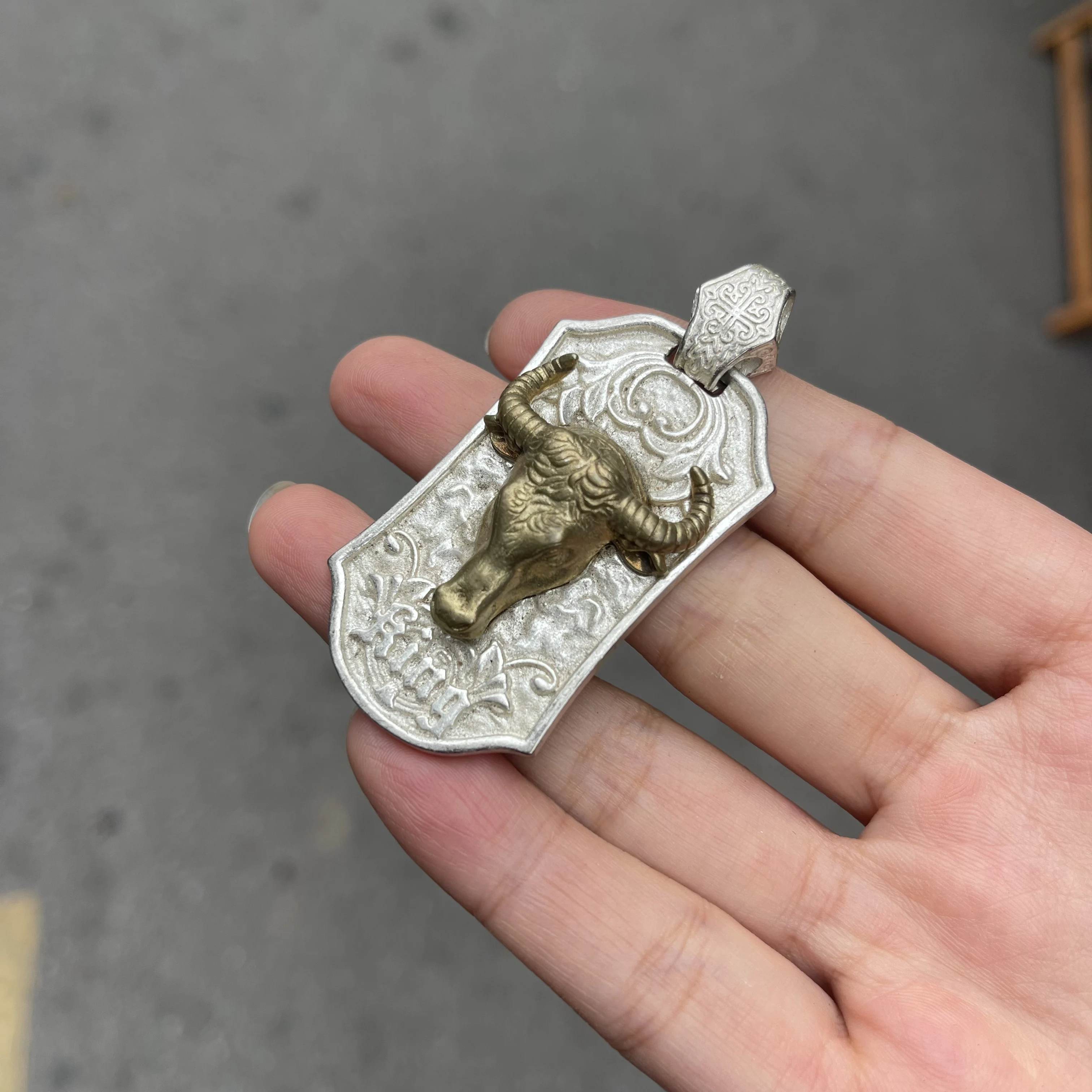 Vintage Bull Head King Tag Pendant for Men Retro Western Cowboy Metal Bison Head Shield Necklace Pendant Punk Jewelry Gift