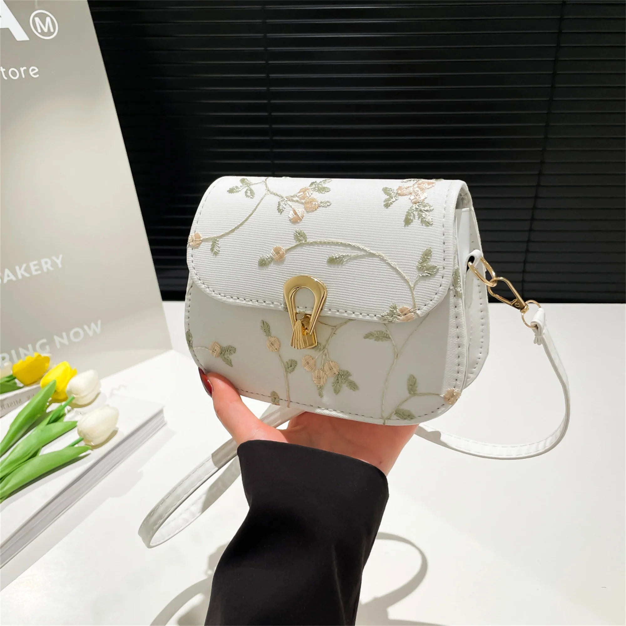 

Стильная женская сумка через плечо с вышитым цветочным дизайном Легкая сумка через плечо с длинным регулируемым ремешком для