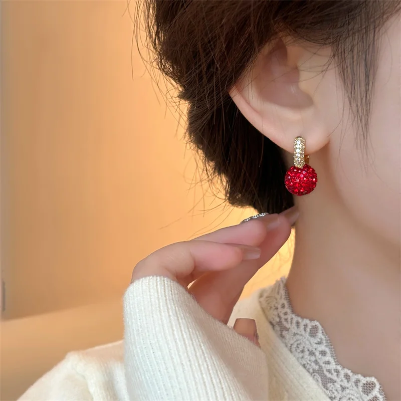Shining Red Color Crystal Ball Pendant Earrings 2024 Micro Set Zircon Metal Ear Buckle for Women\'s Fashion Jewelry Accessories