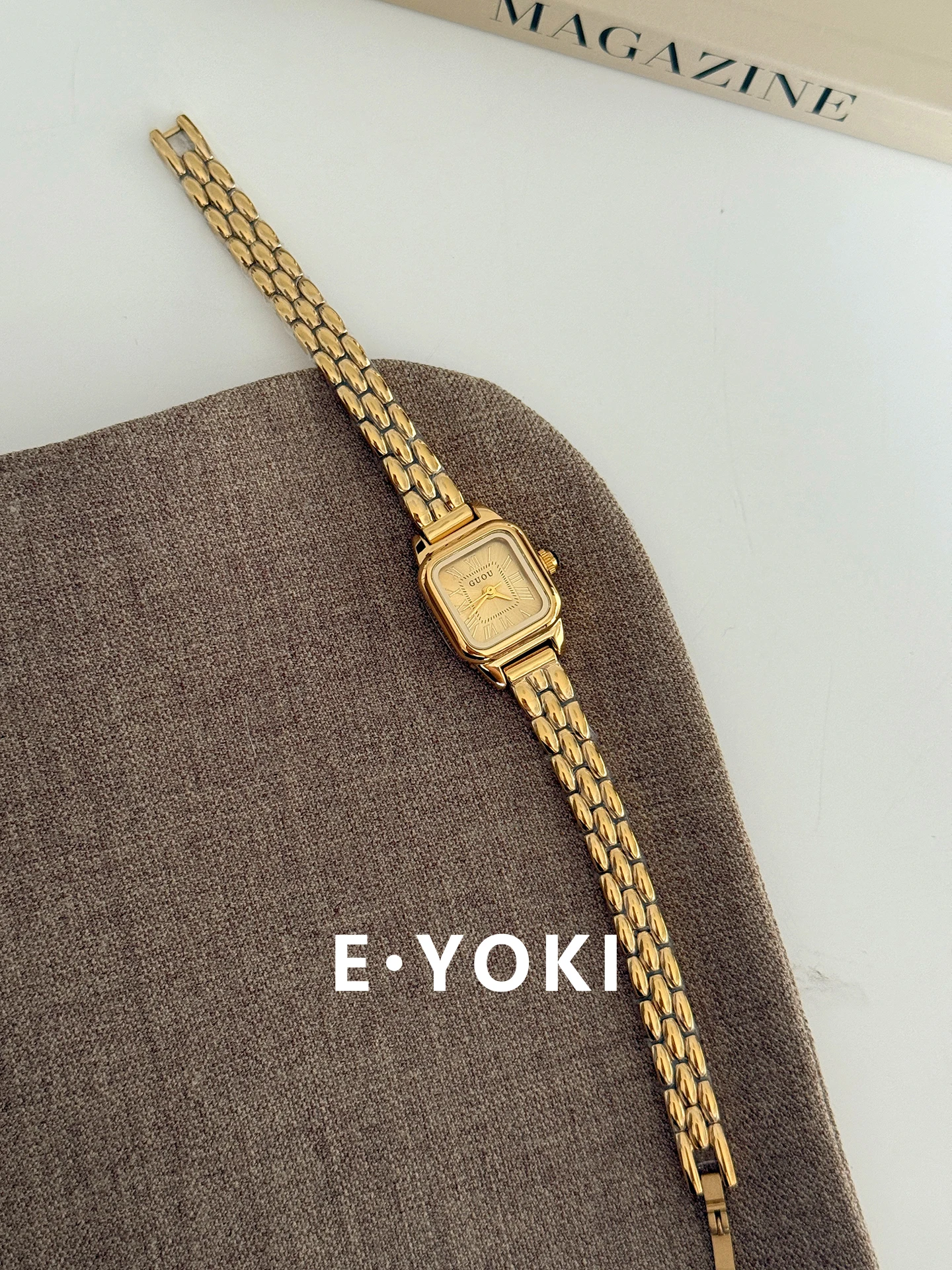 ساعة يد نسائية أنيقة، سوار مكعب سكر صغير، حزام فولاذي، ساعة كوارتز نسائية بسيطة ولكنها فاخرة.