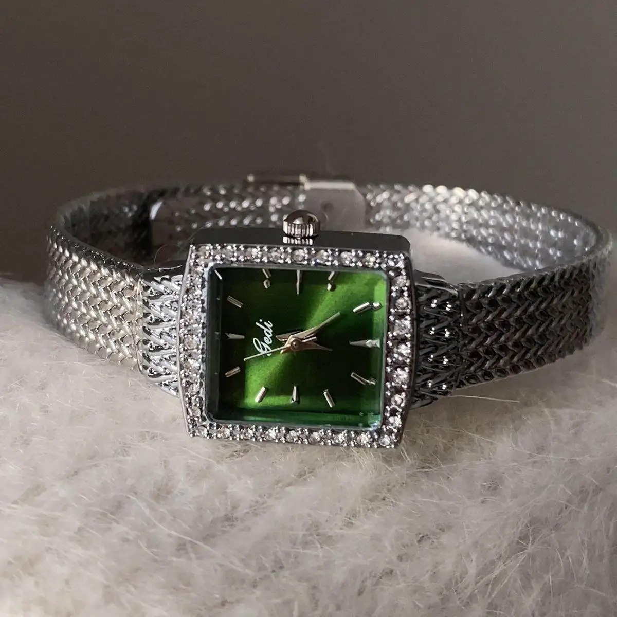 NewGreeTextured Reloj de moda con esfera cuadrada para mujerReloj de pulsera de cuarzo elegante, reloj seleccionado de alta calidad, accesorio para mujer.