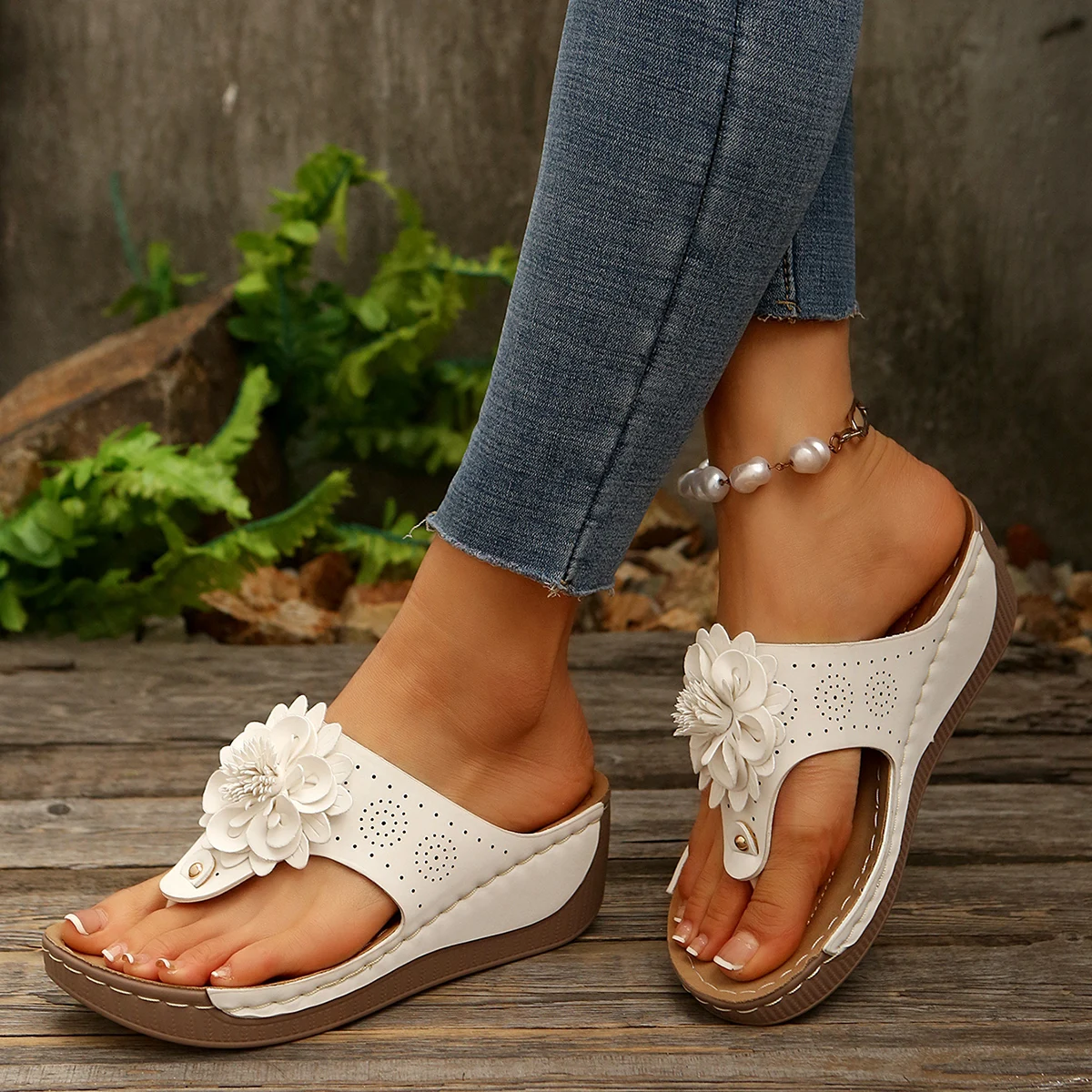 

Модные дизайнерские винтажные шлепанцы с цветочным узором на танкетке для женщин, летние сандалии с толстой подошвой и разделителем для пальцев, большие размеры, комфортные