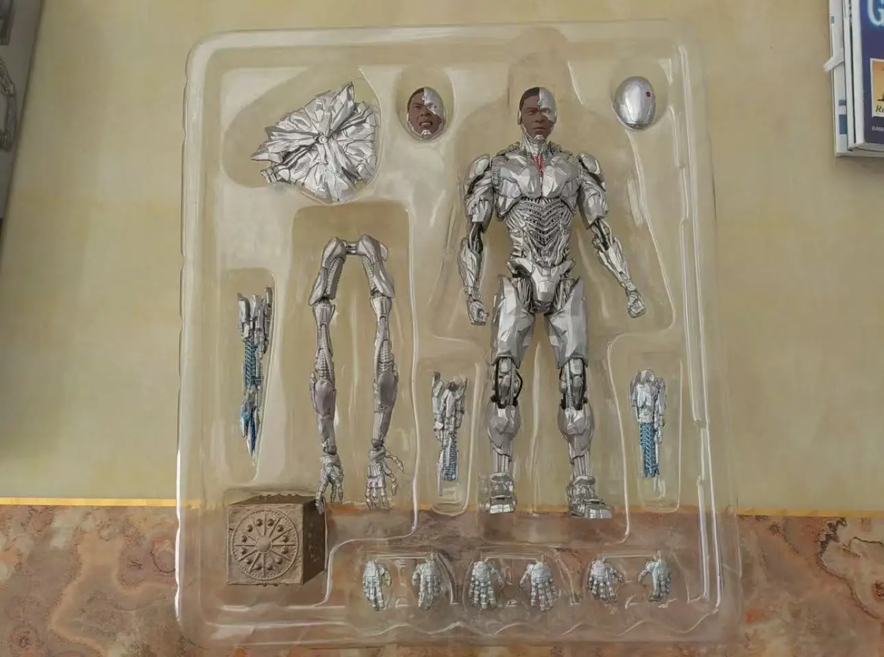 En stock MAFEX Zack Snyder Justice League Cyborg 2.0 Figurine d'action de 6 pouces