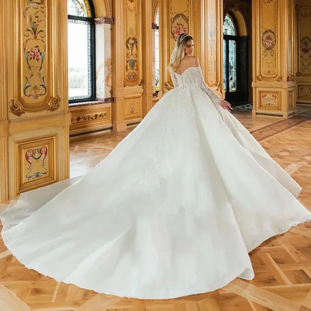 Abito da sposa lussuoso personalizzato a maniche lunghe con spalle scoperte che borda l'applique scintillante abito da sposa in pizzo da donna abiti da sposa