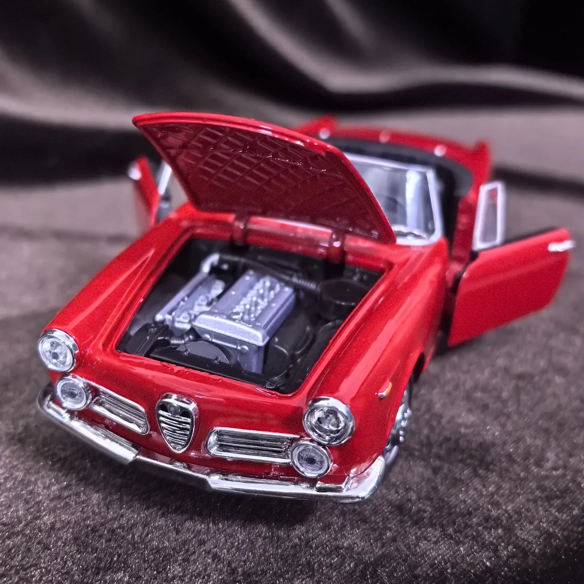 نموذج سيارة ألفا روميو سبايدر 2600 بمقياس محدود 1:24، لعبة هدية عيد الميلاد للأطفال من السيارة الفاخرة #3
