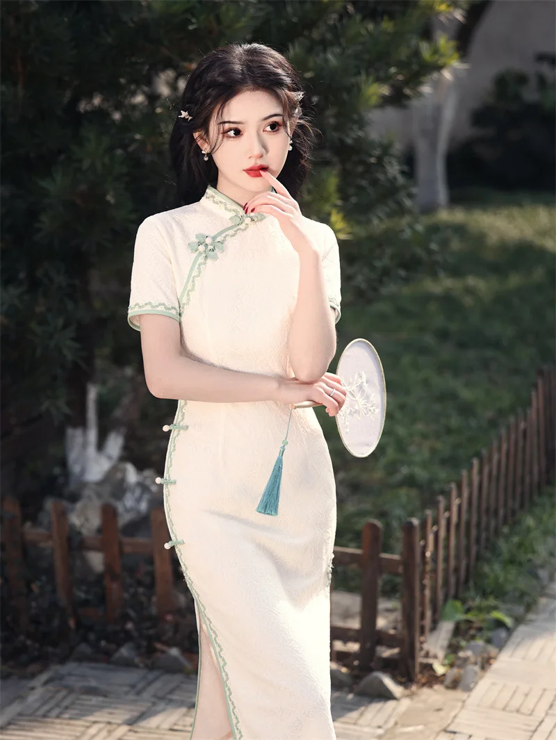 

2024 Spring/Summer New Lace Mid length Side Eight Button Lace Qipao Art Retro Girl Mandarin Collar Cheongsam