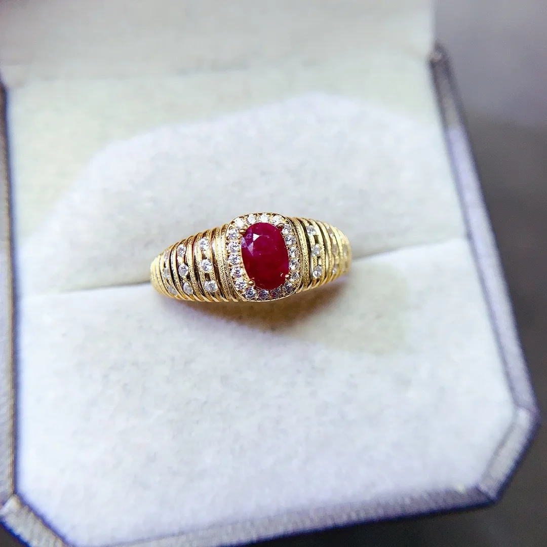 

Женское кольцо из стерлингового серебра 925 пробы с великолепным натуральным рубином. Дизайнерская модная ювелирная деталь идеально подходит для элегантного подарка.