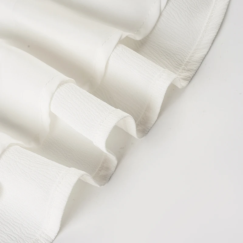 SUCHCUTE Boho Französisches Urlaubs-Minikleid für Damen mit tiefem V-Ausschnitt, Stickerei, Glockenärmeln, Knopfleiste vorne und doppellagigem Rüschensaum. – Detail 10
