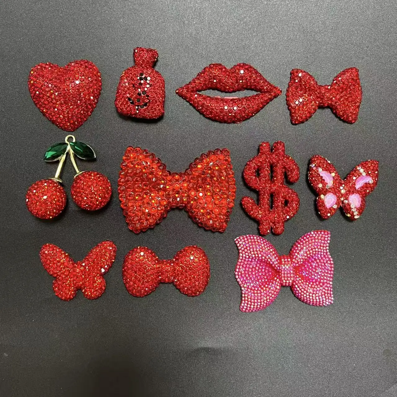 2 pezzi Felice Anno Nuovo Bling Rosso Pieno di Strass Cherry Dollaro Segno Sacchetto di Soldi Pendenti e Ciondoli Farfalla Artigianato Fai Da Te Spazzatura Cassa Del Telefono Decor