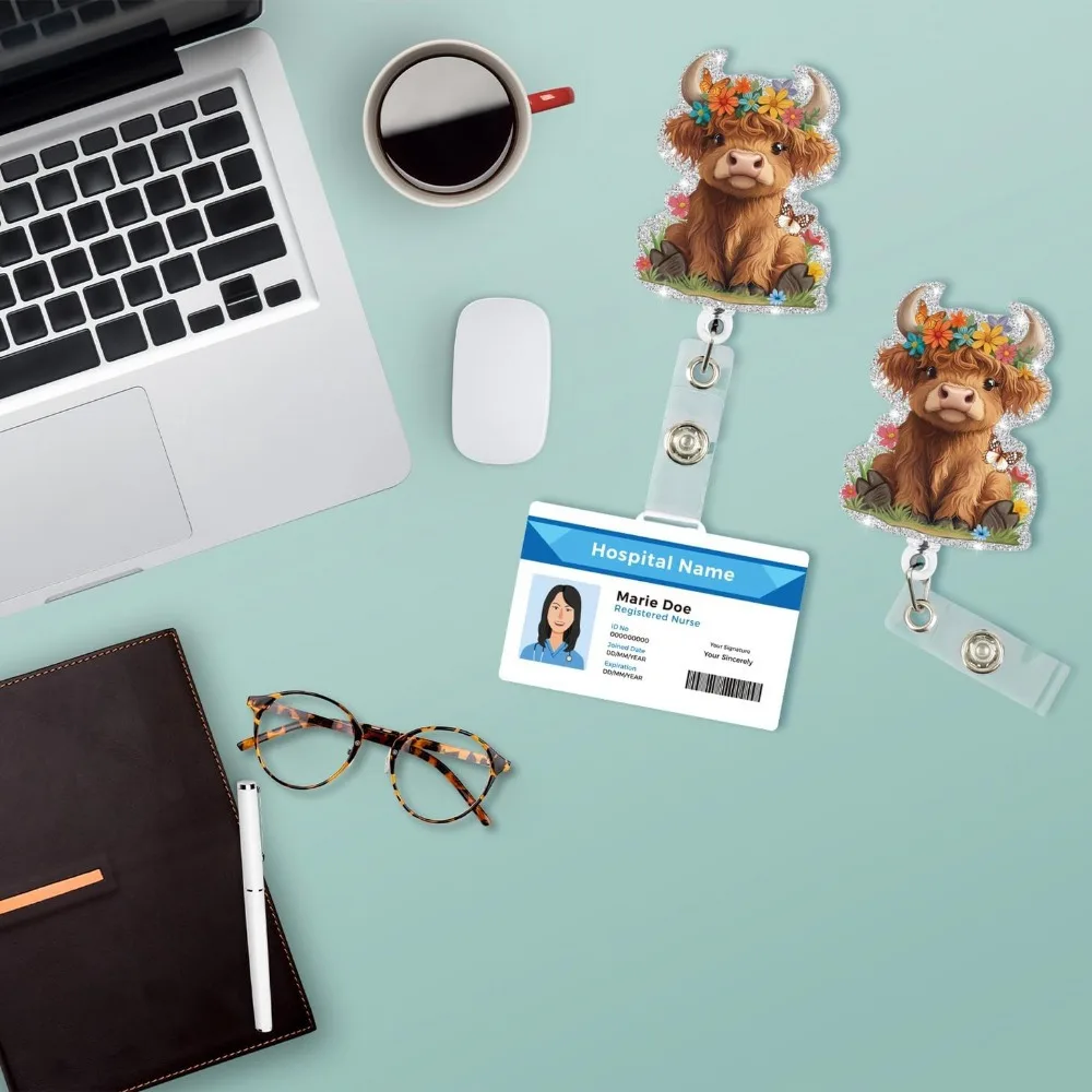 بكرة شارة بقرة المرتفعات. مشبك معرف لطيف وقابل للسحب للممرضات والأطباء والمعلمين والطلاب.