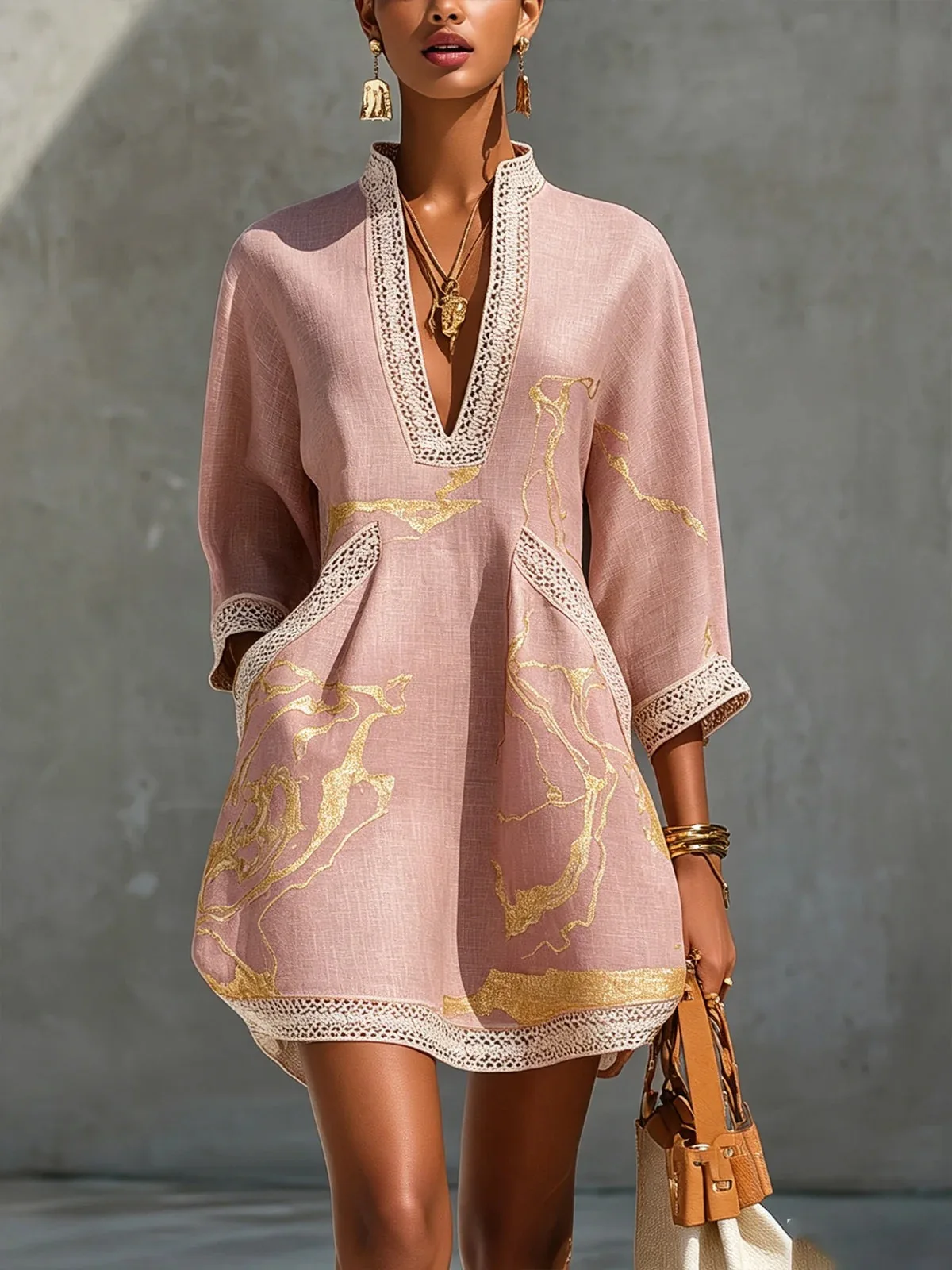 Elegantes Minikleid für Damen, modisches Spitzenbesatz, V-Ausschnitt, abstrakter Druck, 3/4-Ärmel, Taschenkleid, lässig, für Pendeln und Urlaub. – Detail 1