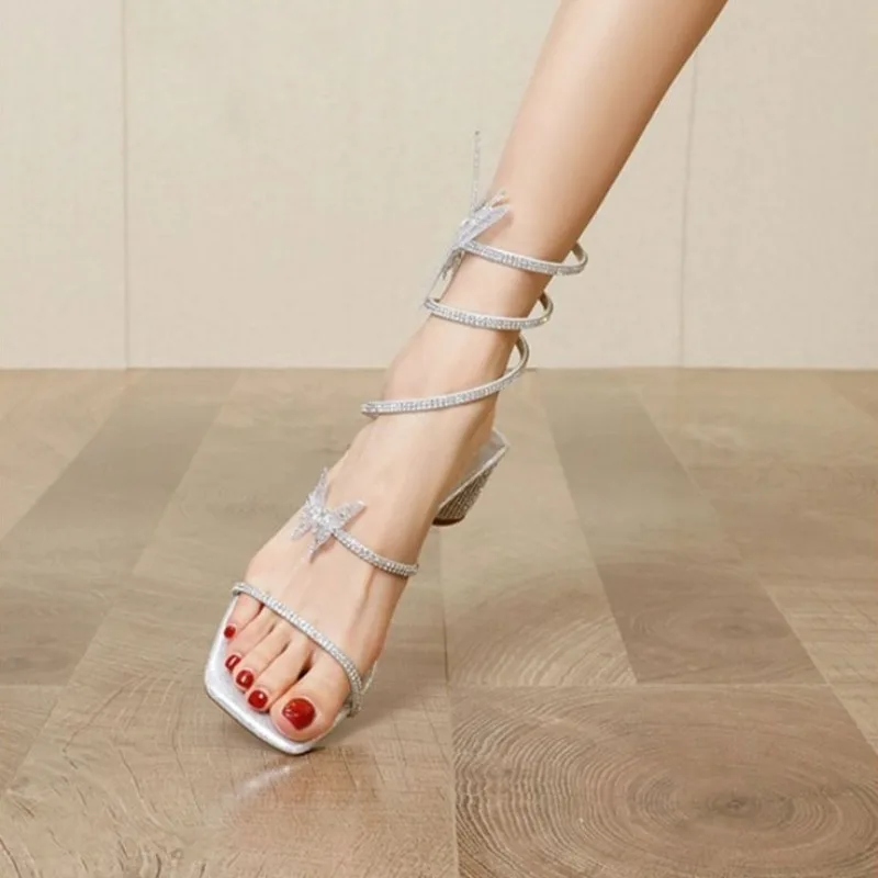 

Летние женские сандалии с камнями и ремешками в виде змеи, на массивном каблуке, с открытым носком, модель 2026