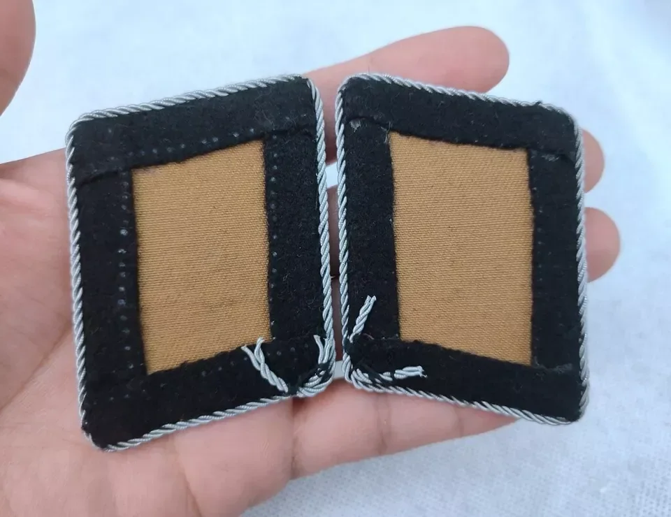 الحرب العالمية الثانية ألمانيا بوليون الموضوع كوبر سلك شارة الكتف علامات التبويب زوج خيط فضي على خلفية سوداء