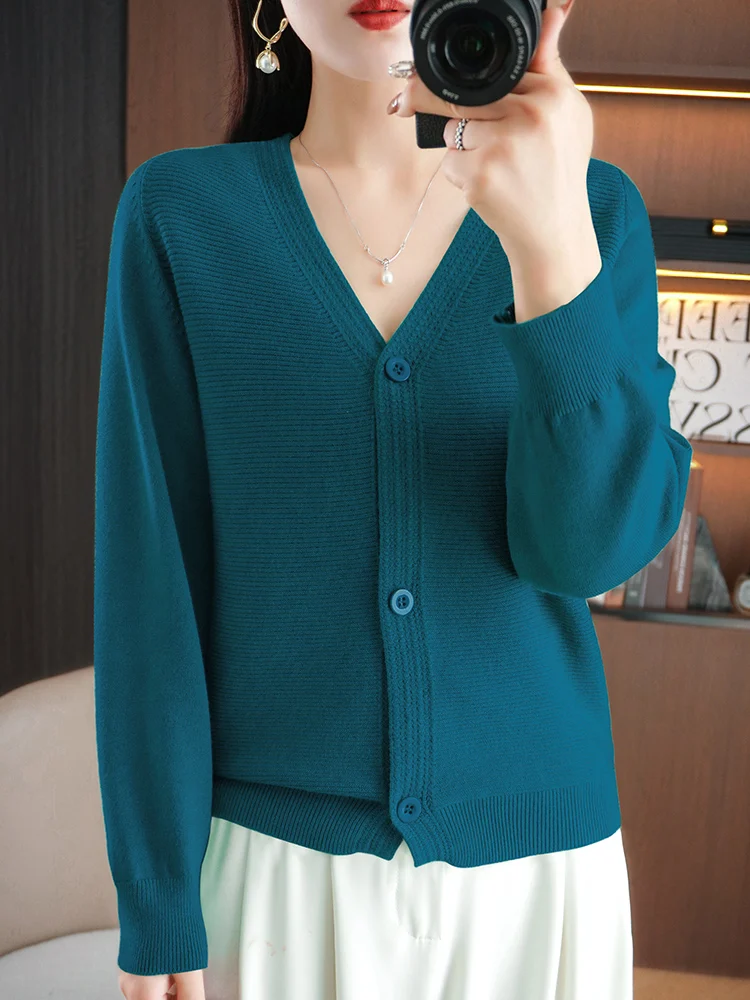 

2024 Spring and Autumn Loose Casual Solid V-neck Versatile Elegant, Pure, Simple and Fashionable Women's Knitted Cardigan