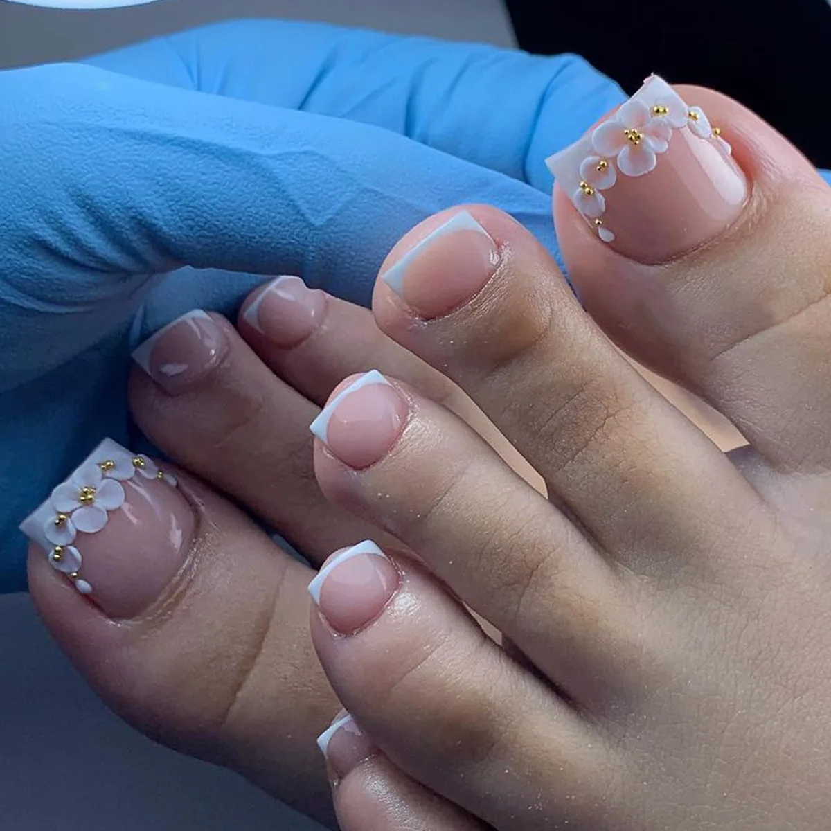 24 قطعة أظافر صناعية برأس مربع قصير اضغط على تصميم زهرة فرنسية بيضاء غطاء كامل للأظافر نصائح أظافر صناعية قابلة للفصل